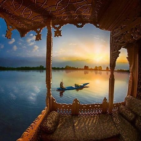 Отель Peacock Houseboats Сринагар Экстерьер фото