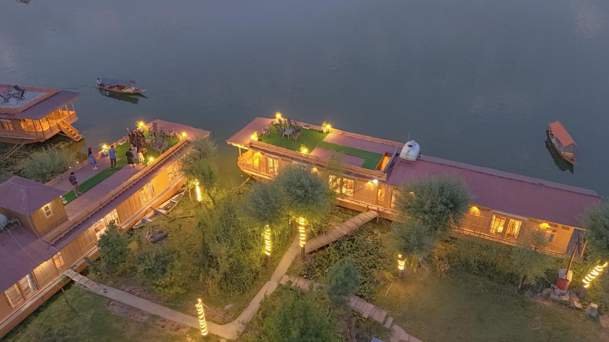 Отель Peacock Houseboats Сринагар Экстерьер фото