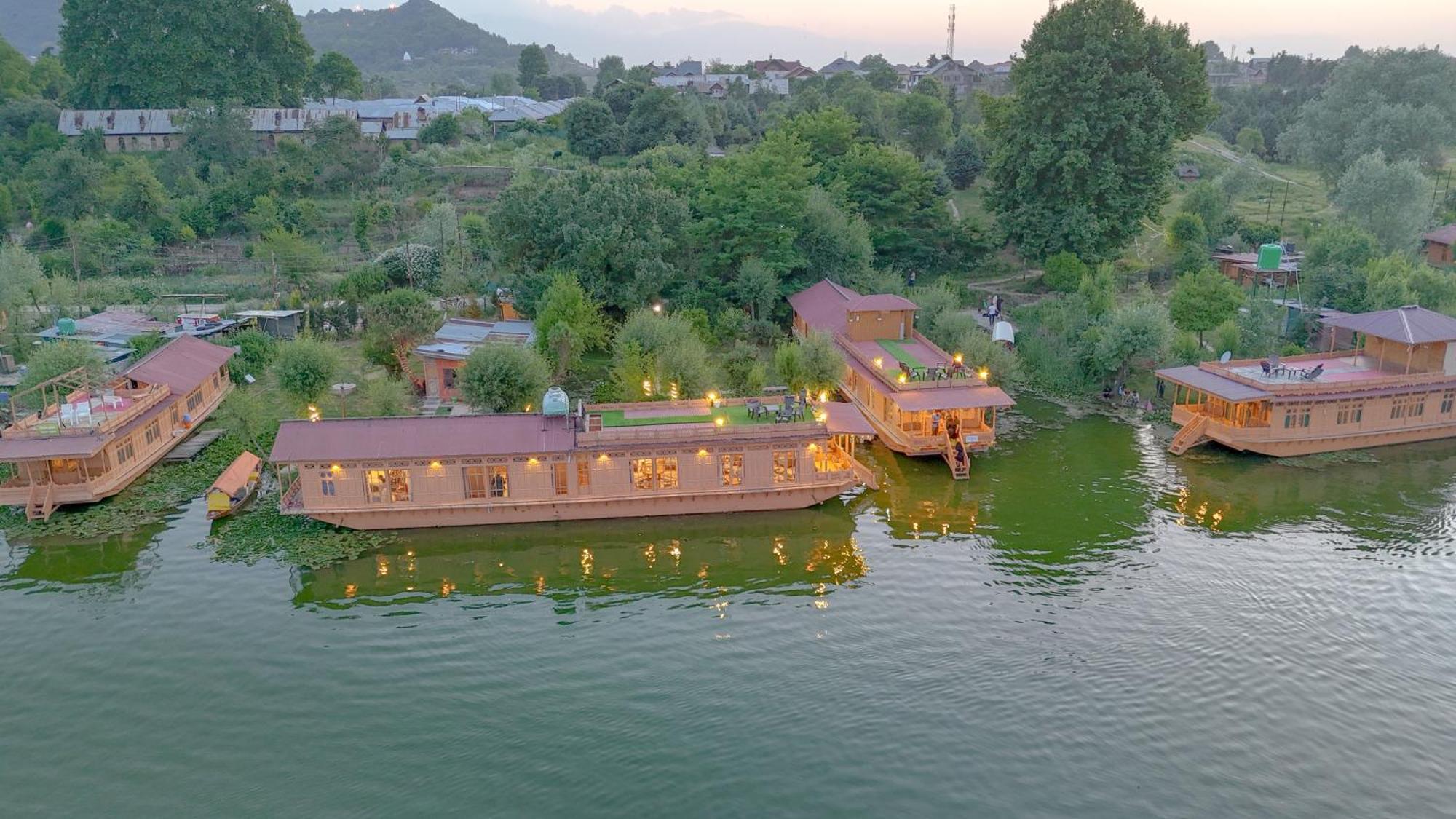 Отель Peacock Houseboats Сринагар Экстерьер фото