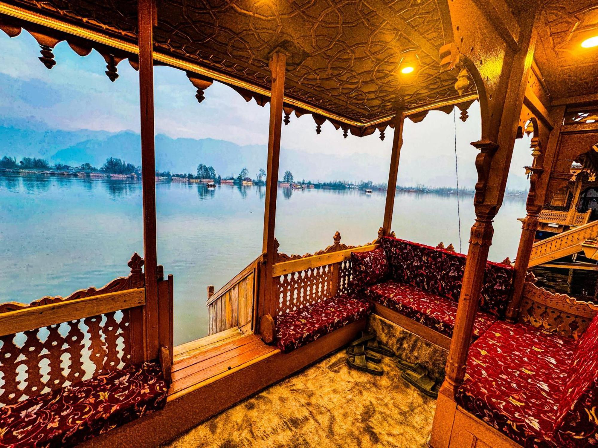Отель Peacock Houseboats Сринагар Экстерьер фото