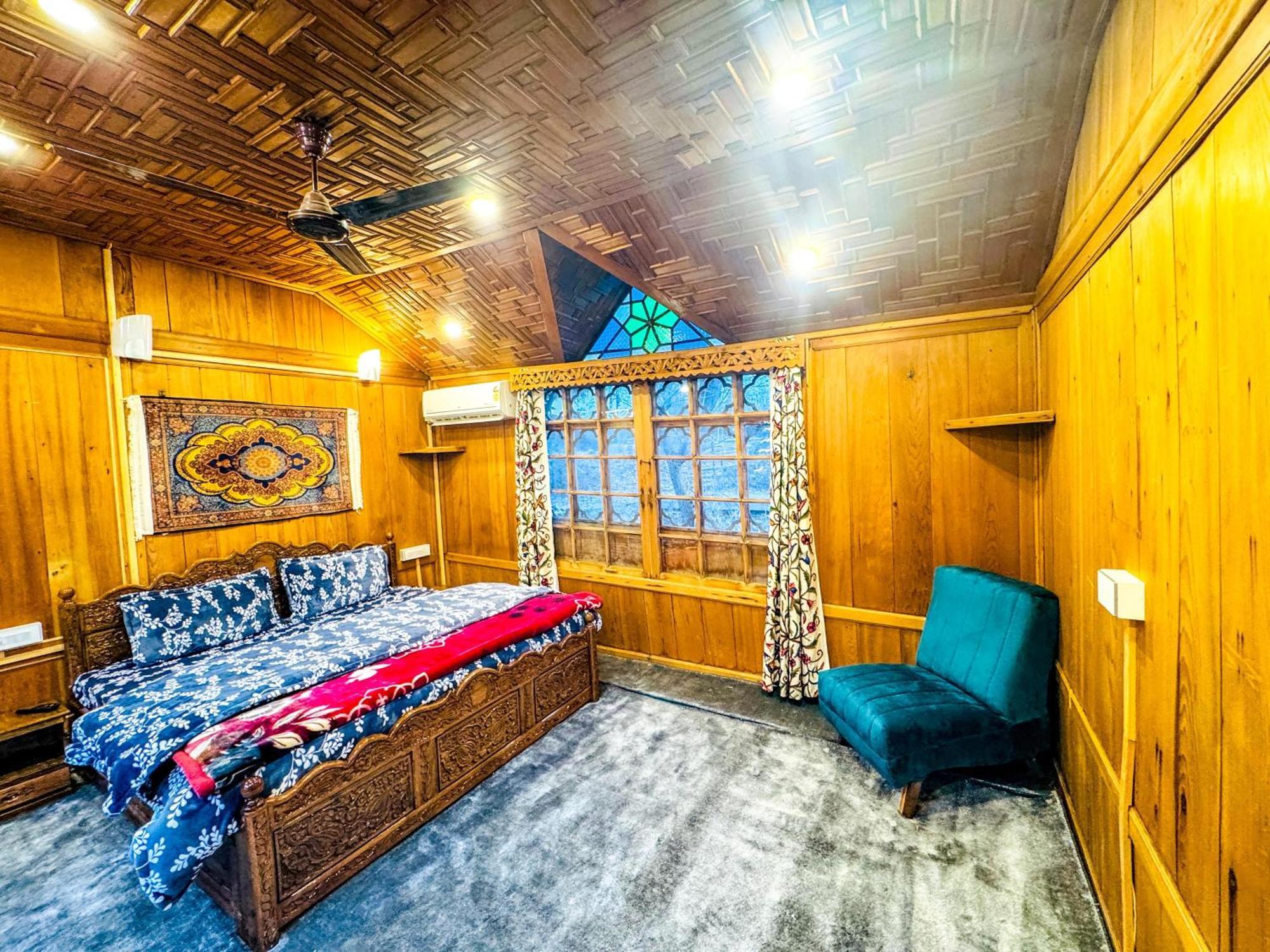 Отель Peacock Houseboats Сринагар Экстерьер фото