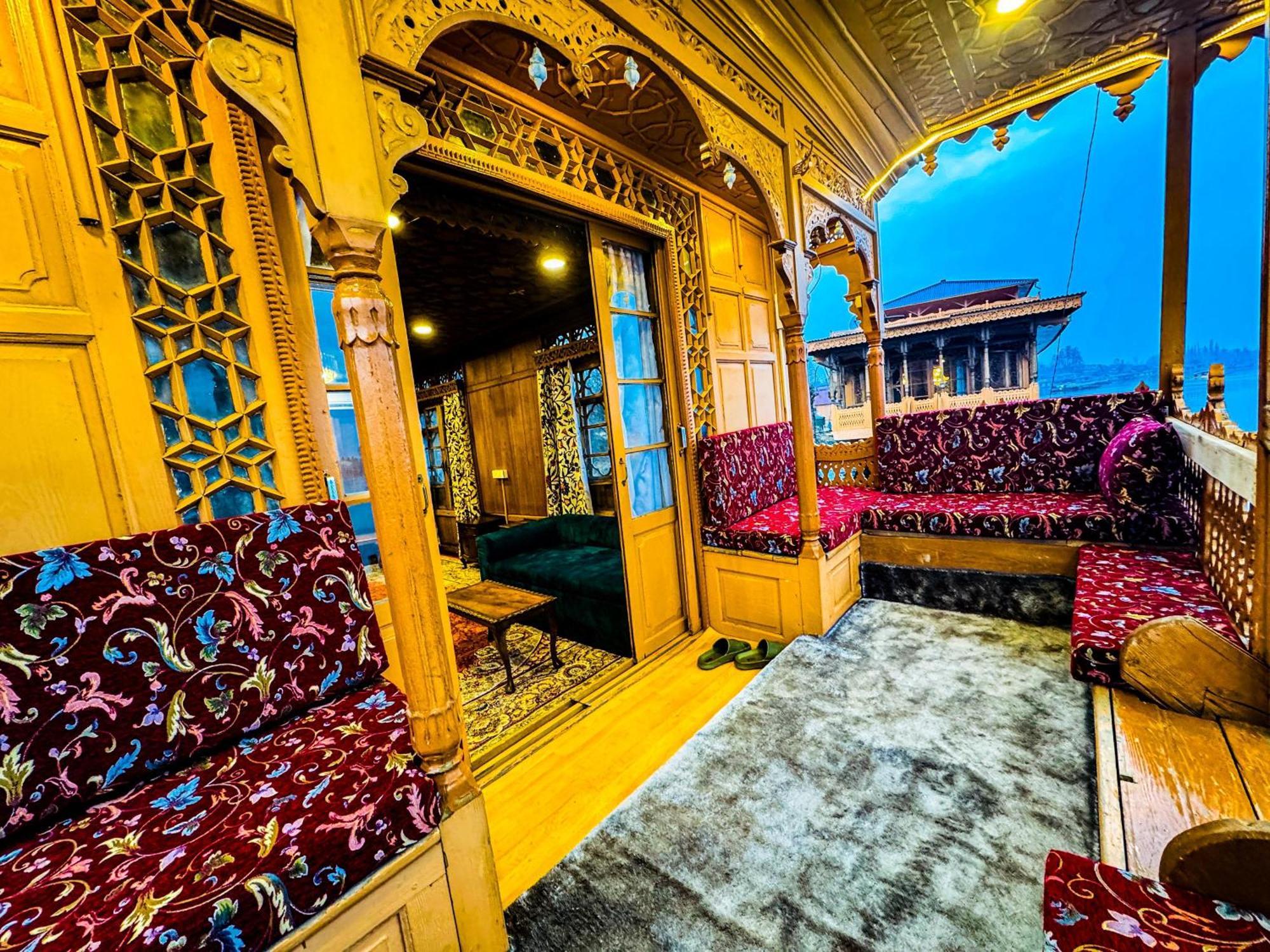 Отель Peacock Houseboats Сринагар Экстерьер фото
