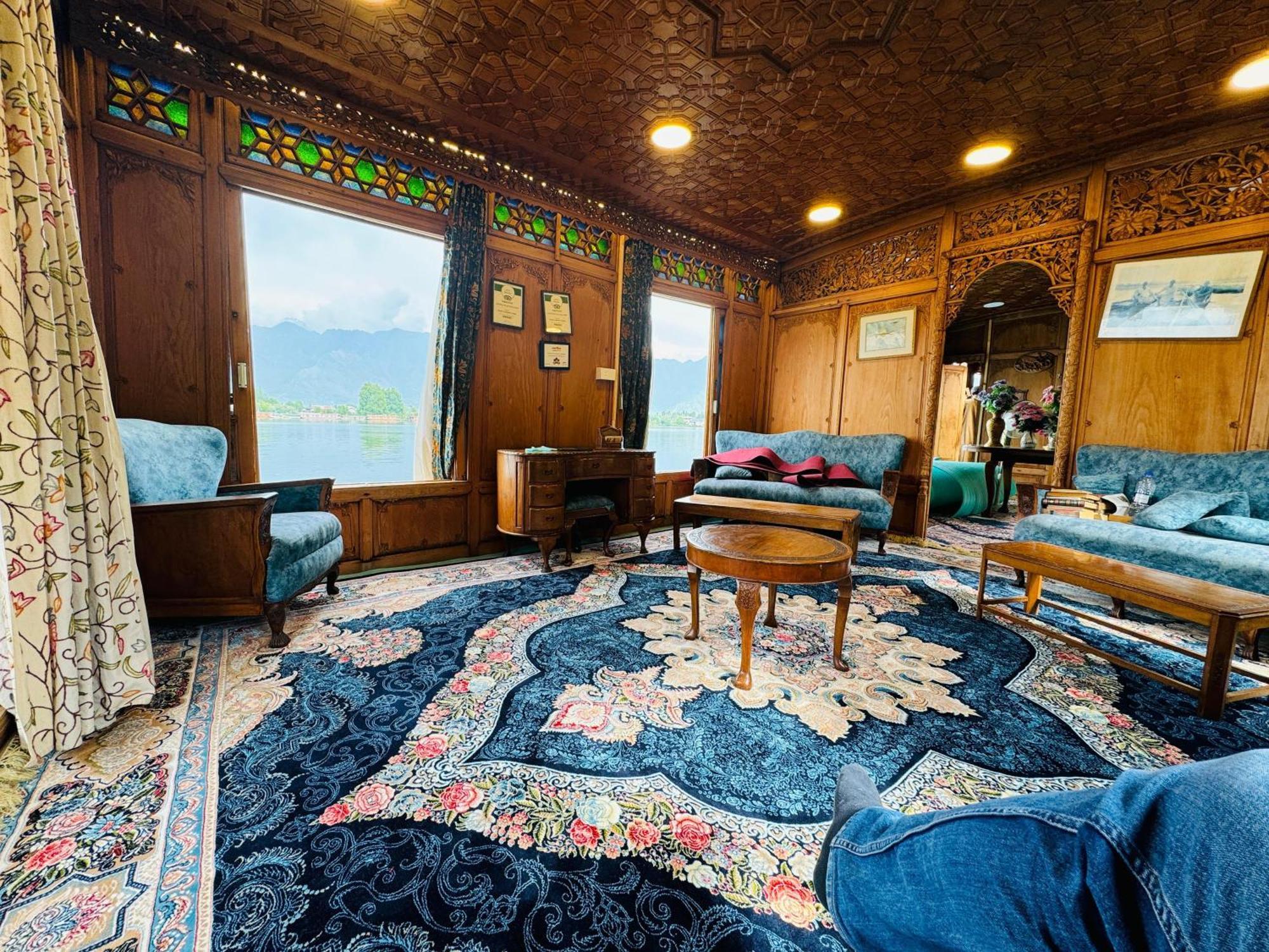 Отель Peacock Houseboats Сринагар Экстерьер фото