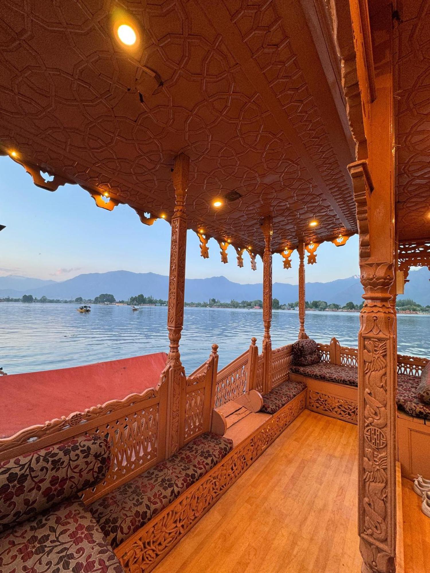 Отель Peacock Houseboats Сринагар Экстерьер фото