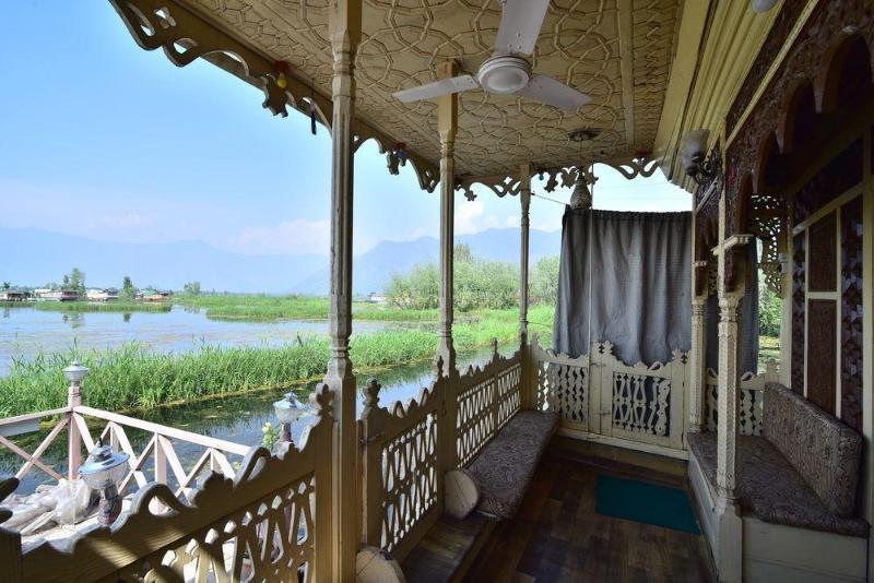 Отель Peacock Houseboats Сринагар Экстерьер фото