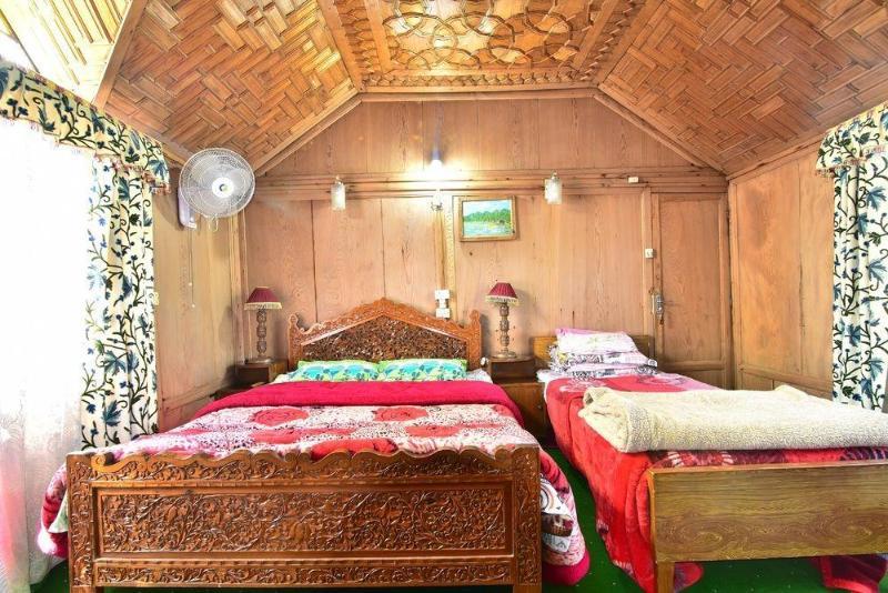 Отель Peacock Houseboats Сринагар Экстерьер фото