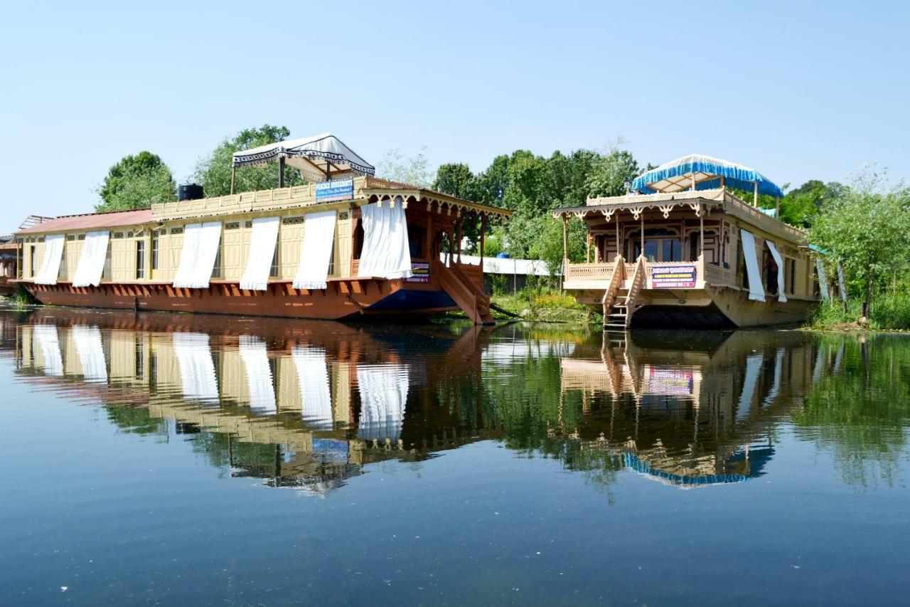 Отель Peacock Houseboats Сринагар Экстерьер фото