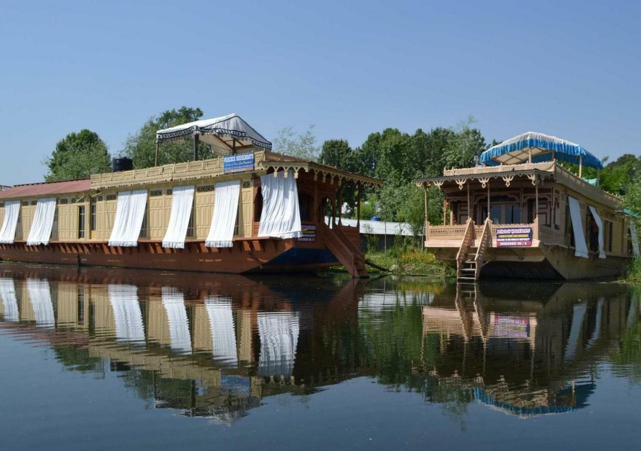 Отель Peacock Houseboats Сринагар Экстерьер фото