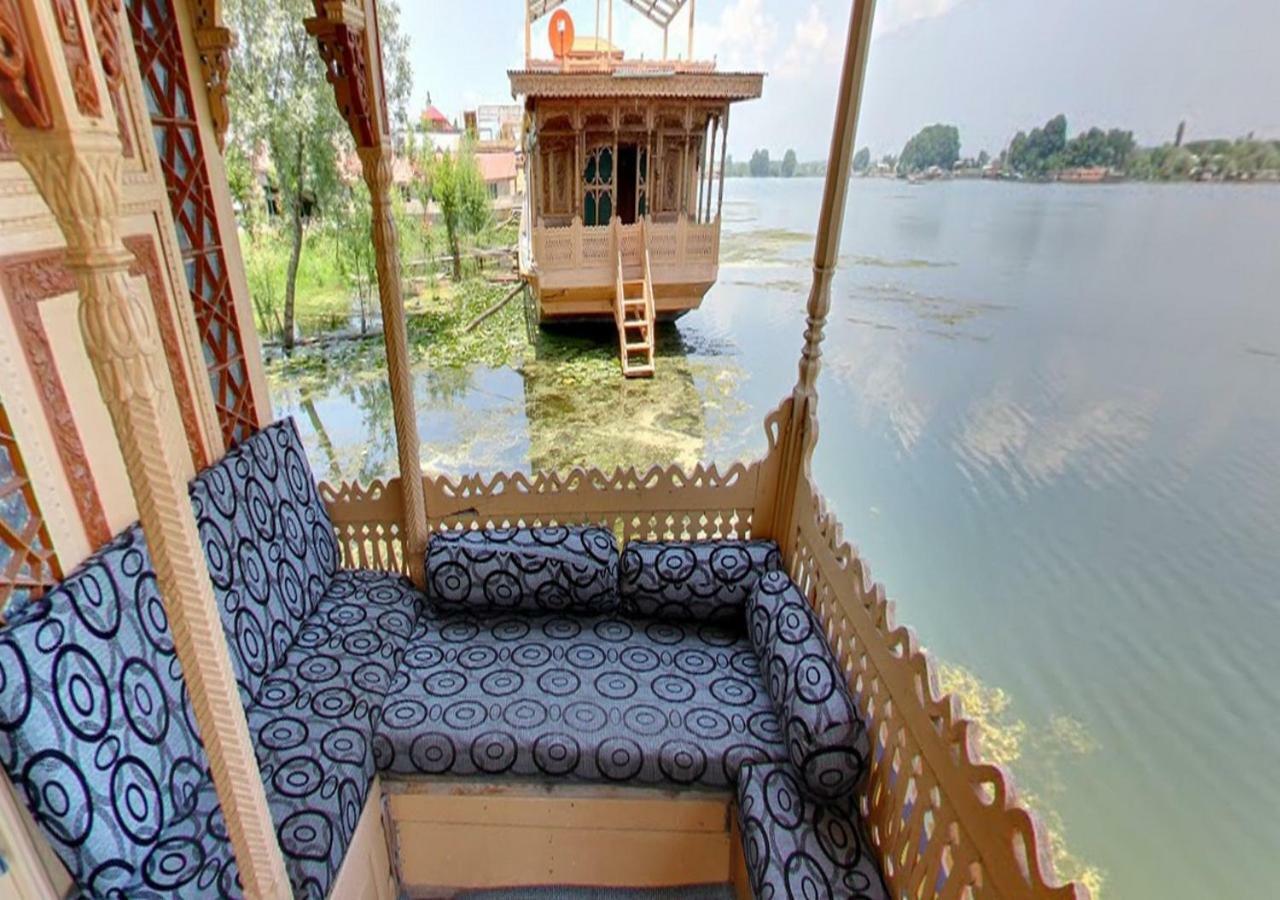 Отель Peacock Houseboats Сринагар Экстерьер фото