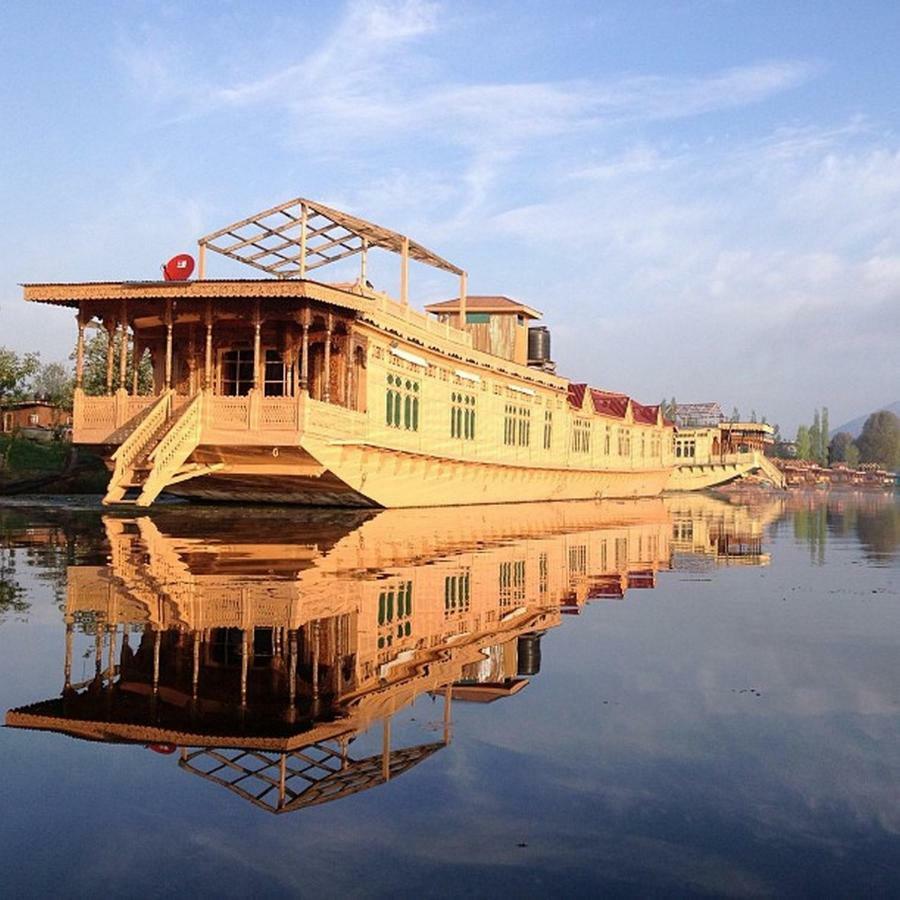 Отель Peacock Houseboats Сринагар Экстерьер фото